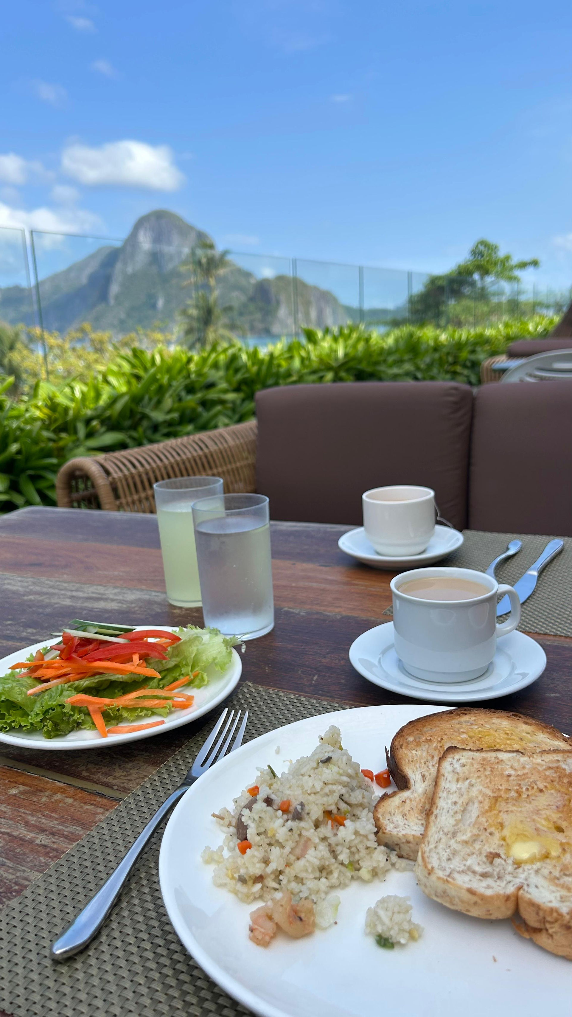 leckers Frühstück vom Buffet mit Toast, Reisgericht und Gemüse, sowie Kaffee