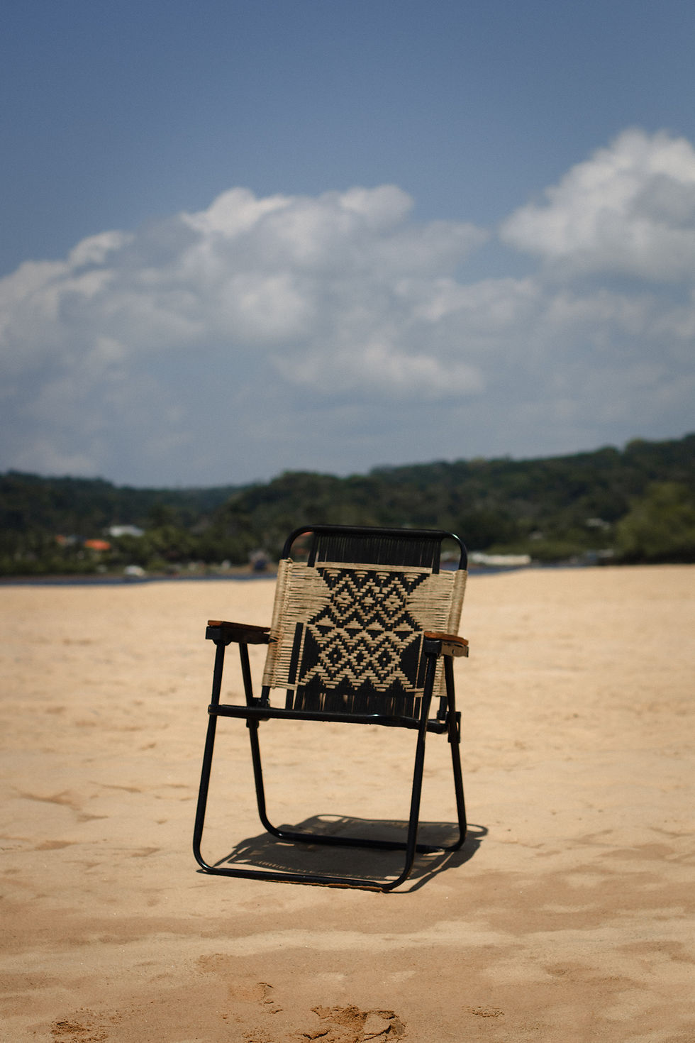 Miniatura: Mobiliário artesanal com trama náutica e proteção UV, trazendo símbolos e grafismos indígenas para o design de cadeiras