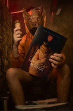Gustavo Scat segurando livro Quero Scat