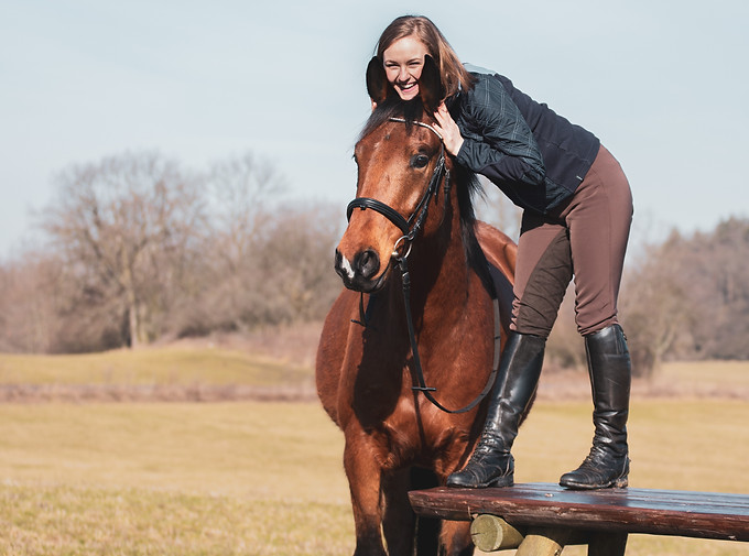 Kateřina Píšová, finanční poradkyně poskytující pojištění koní a jezdců, s koněm