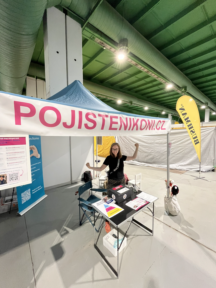 Kačka z Pojištění koní na čerstvě postaveném stánku (Výstava Kůň 2026)