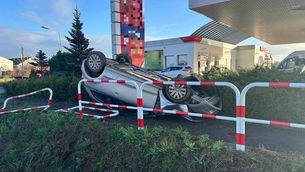 Wypadek drogowy w Szewcach: Senior dachował na drodze wojewódzkiej