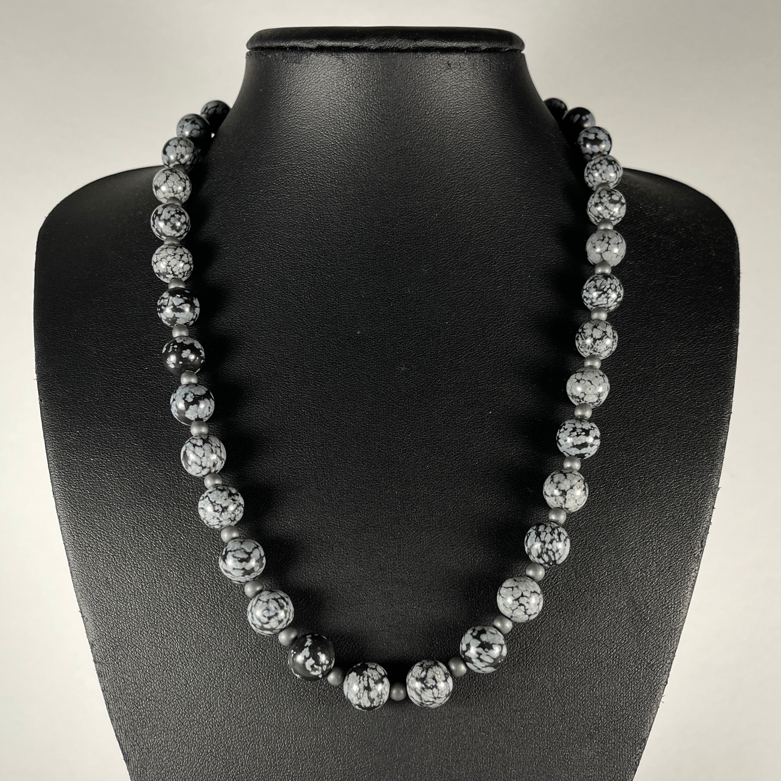 Schneeflockenobsidian Kette 53cm, mittlere Perlen