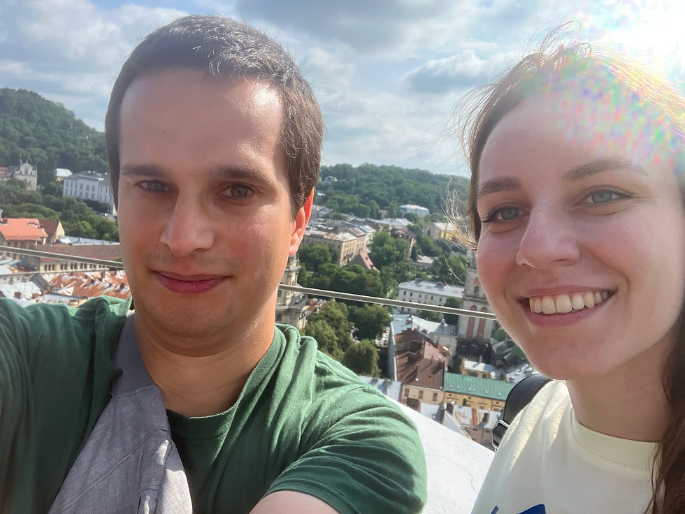 На фото зображений волонтер ENGin Етан зі своєю вчителькою української мови Катериною