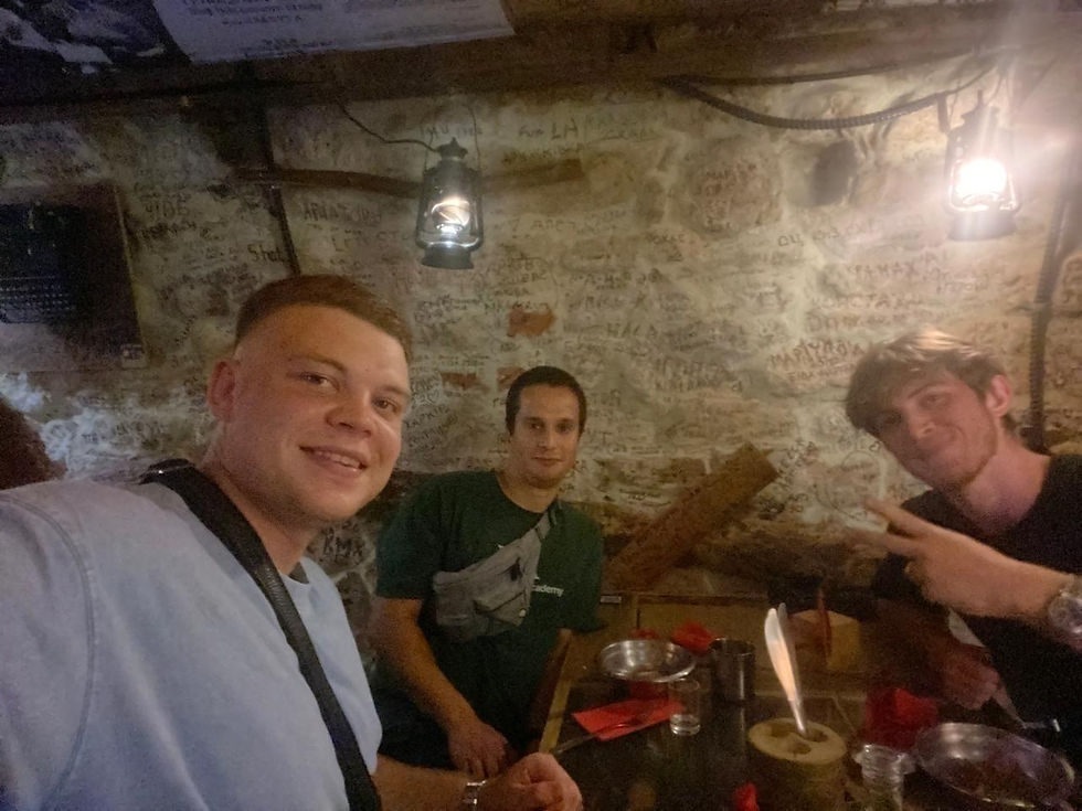 На фото зображений волонтер ENGin Етан зі своїм українським студентом Максимом та Артемом (братом Максима)