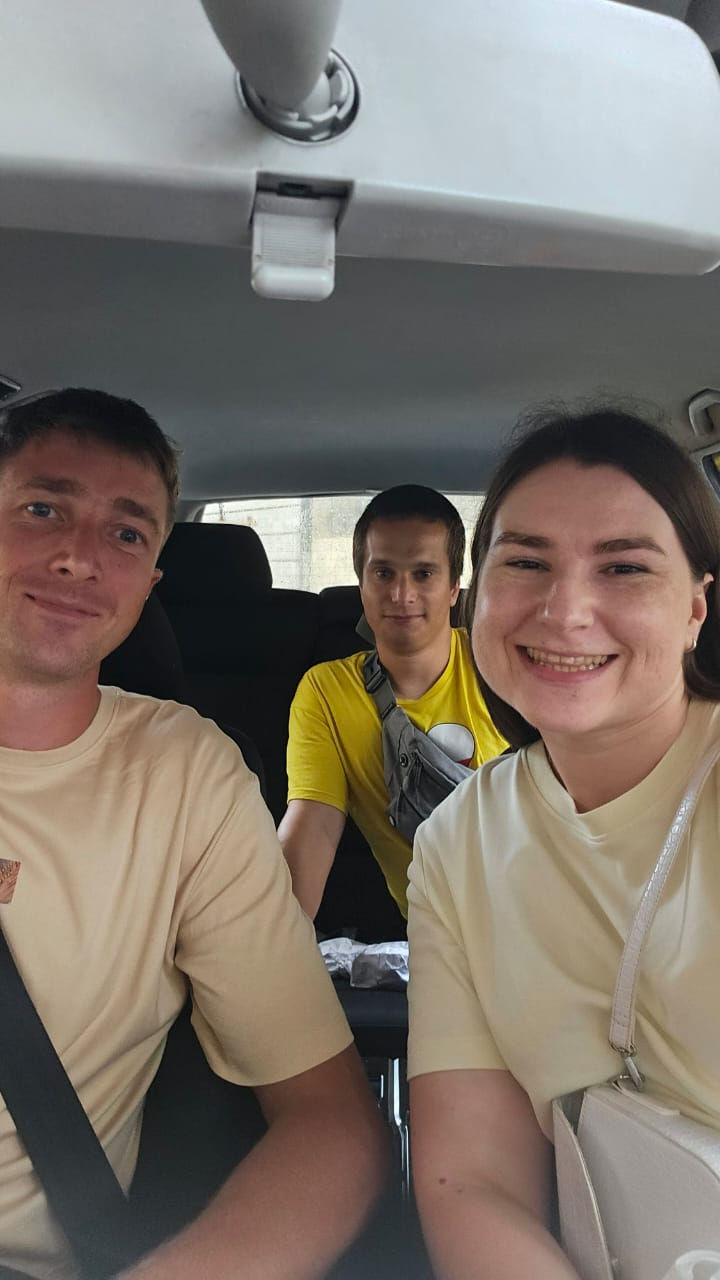 На фото зображений волонтер ENGin Етан зі своєю українською студенткою Уляною та Романом (її хлопцем).