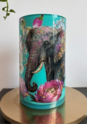 Afgewerkte vaas met decoupage, gemaakt door een deelneemster tijdens een creatieve workshop bij Crea Fie.