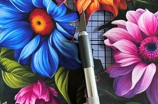 Kleurrijke bloemen en creatieve decoraties in levendige kleuren.