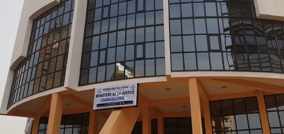 Le Ministère de la Justice Garde des sceaux fait office de pierre angulaire sur le 2eme
Boulevard à l’angle de la 12éme Avenue du plateau de kaloum. Le Bâtiment est structuré
de part et d’autre des façades des ordres distincts par la taille et le diamètre dialoguant
ainsi les uns avec les autres de la réflexion l’importance et le pouvoir qu’incarne
l’institution Judiciaire.