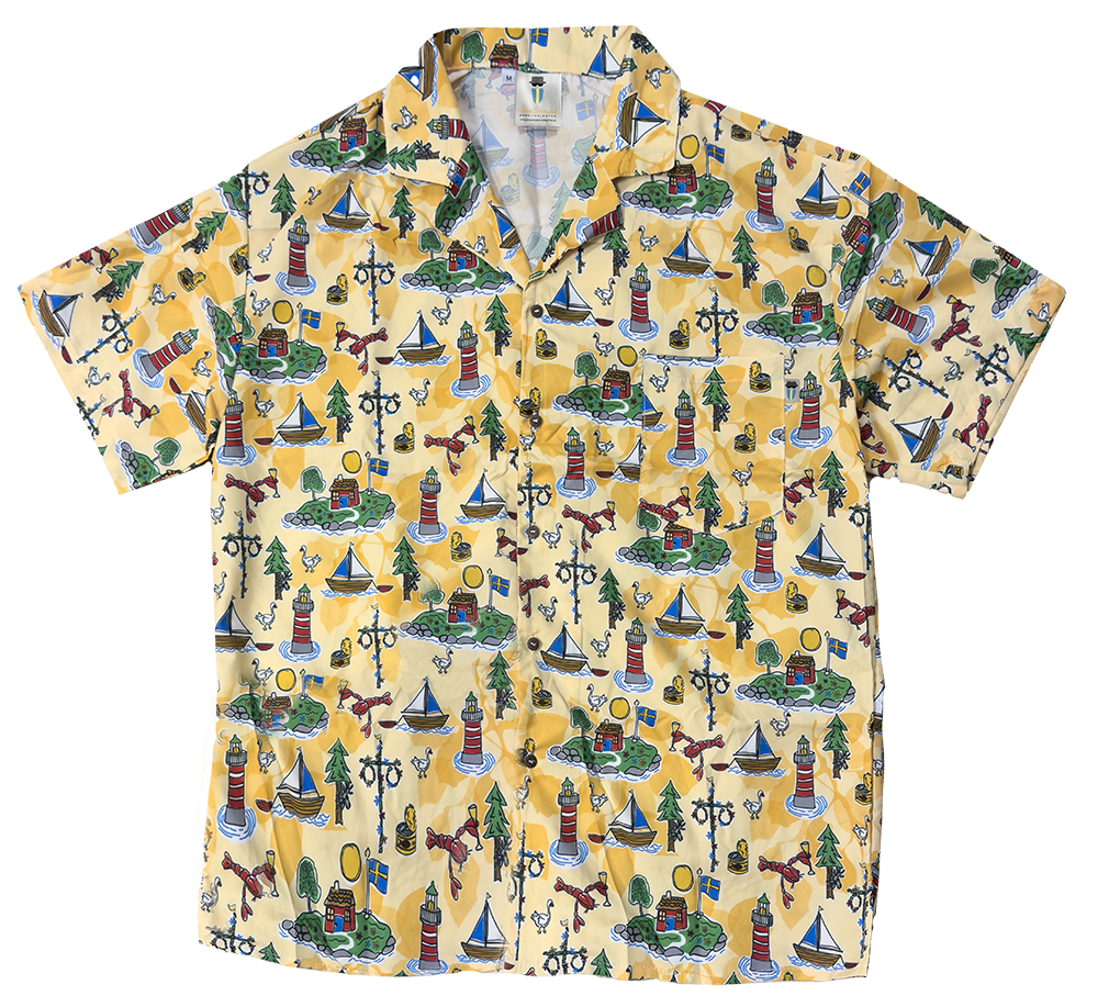 Den svenska HAwaiiskjortan med motiv på älgen, segelbåten, midsommarstången och kräftan