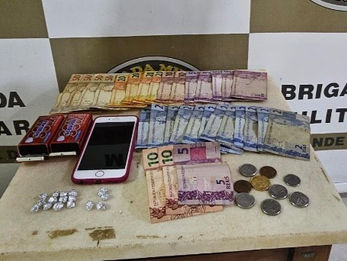 Brigada Militar apreende adolescente e prende indivíduo por tráfico de drogas, em Espumoso