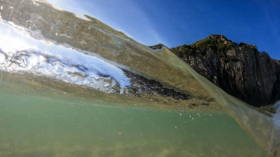 Fim do chocolatão? Entenda por que o mar gaúcho exibe tom esverdeado desde o Natal