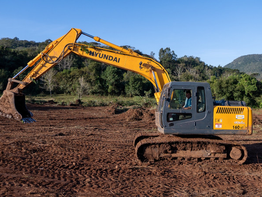 Em Muçum, terreno adquirido pelo Estado recebe terraplanagem para construção de moradias