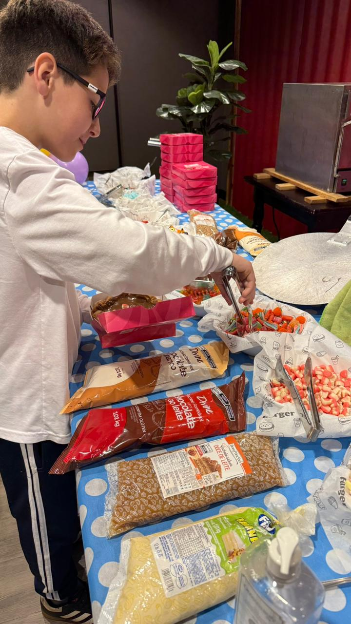 Crianças viraram pizzaiolos em ação de dia das crianças da Serrano´s