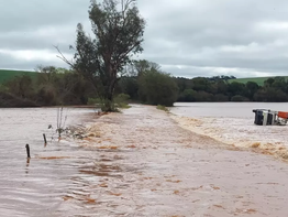 Camioneta da Coprel é levada pelas Águas do Rio Arroio Grande