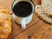 Beber café pela manhã pode reduzir risco de morte por doenças cardiovasculares, mostra estudo