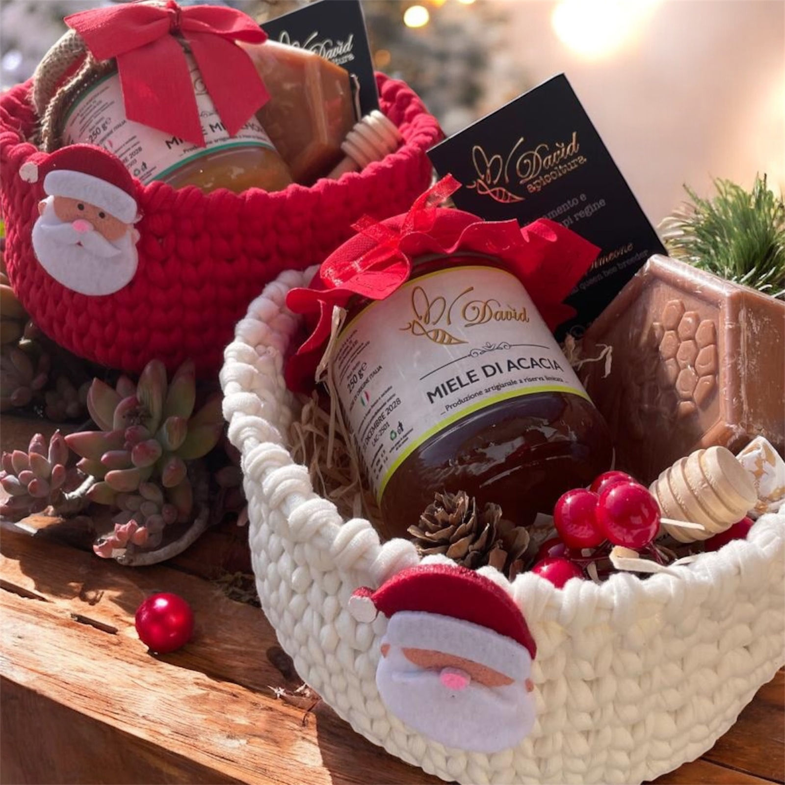 Cestino in macramè con base in legno e prodotti dell'alveare