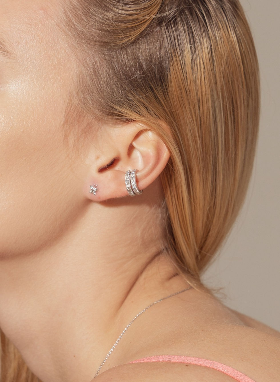 الصورة المصغرة: Woman's ear with earrings
