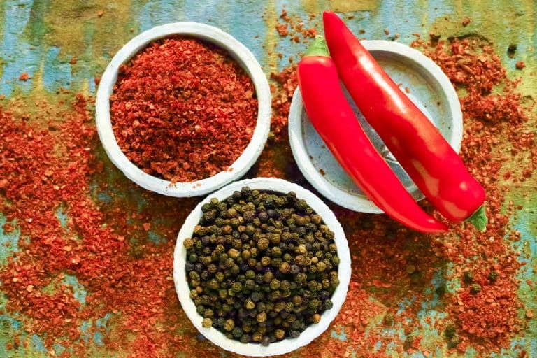 black-pepper-vs-cayenne-pepper_1-768x512