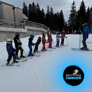 Trener skijanja i grupa početnika skijaša cure i dečki