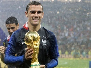 بعد فوز منتخب فرنسا بكأس العالم جريزمان ينضم لقائمة المرشحين لجائزة أفضل لاعب في العالم