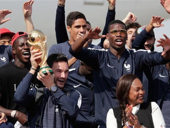 تعرف على تفاصيل وصول بعثة المنتخب الفرنسي لباريس حاملاً كأس العالم