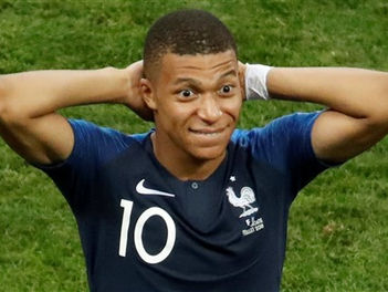 بعد اختيارة كأفضل لاعب صاعد في مونديال روسيا 2018 مبابي يحسم مستقبله مع سان جيرمان