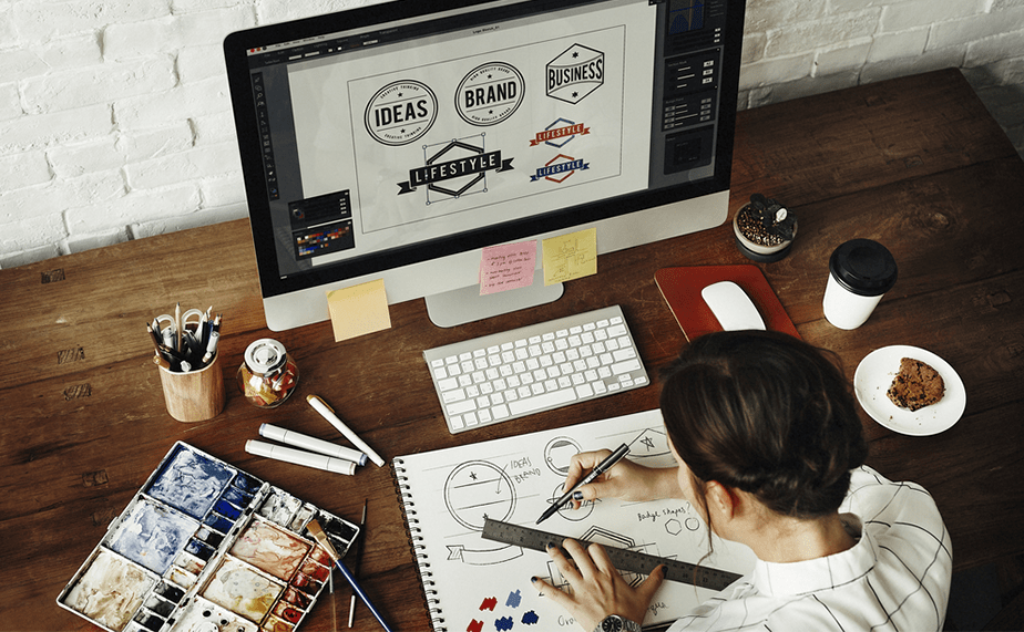 Femme créant le logo d'une marque sur ordinateur