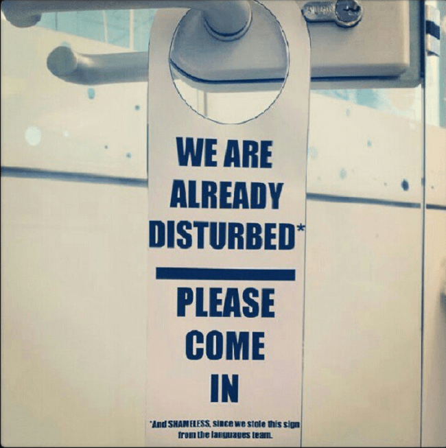 Porte d'entrée du bureau des langues