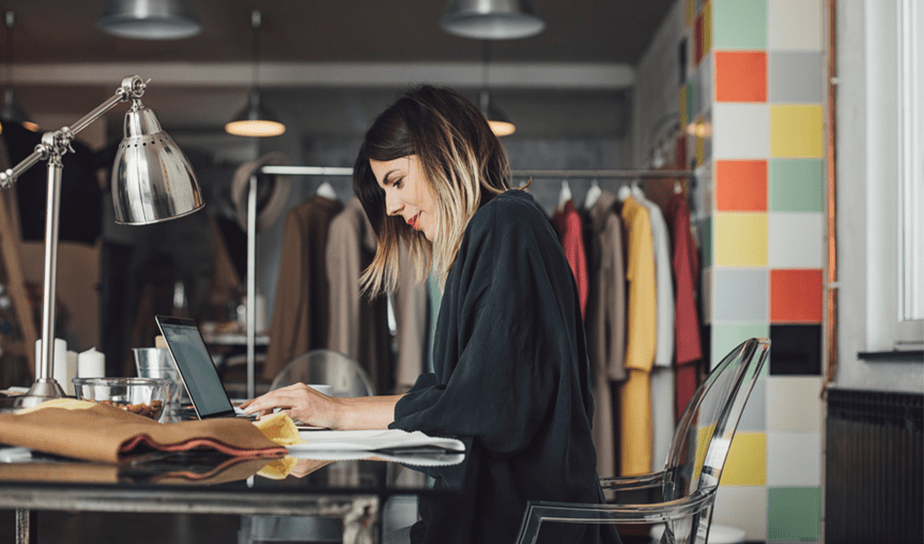 Femme concentrée sur son travail