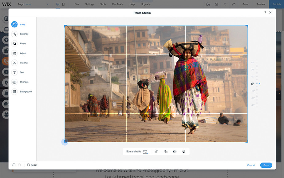 Foto einer Frau mit rotem Schal in Indien welches im Wix Fotostudio bearbeitet wird und den Goldenen Schnitt zeigt