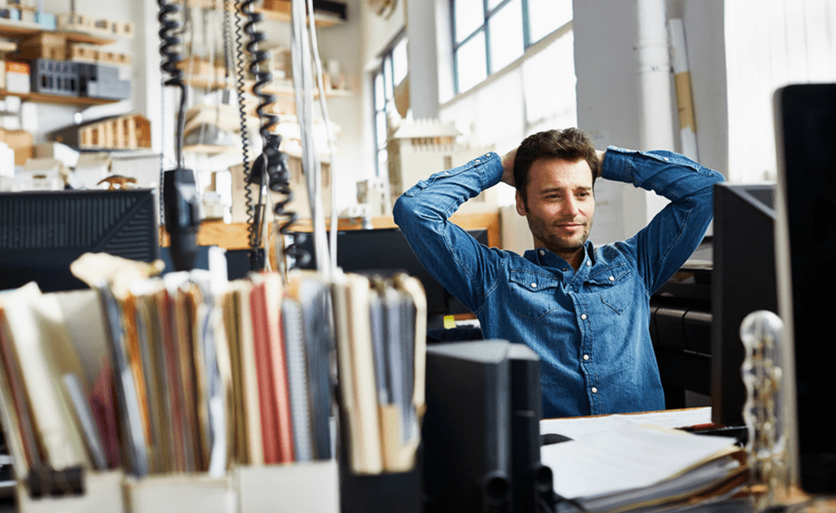 Homme assis à son bureau