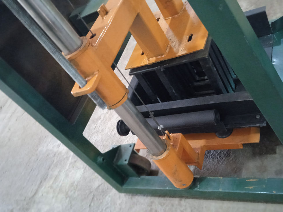 Miniatura: Maquina de tijolo ecológico