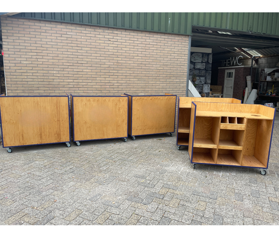 Meerdere beurstands van hout
