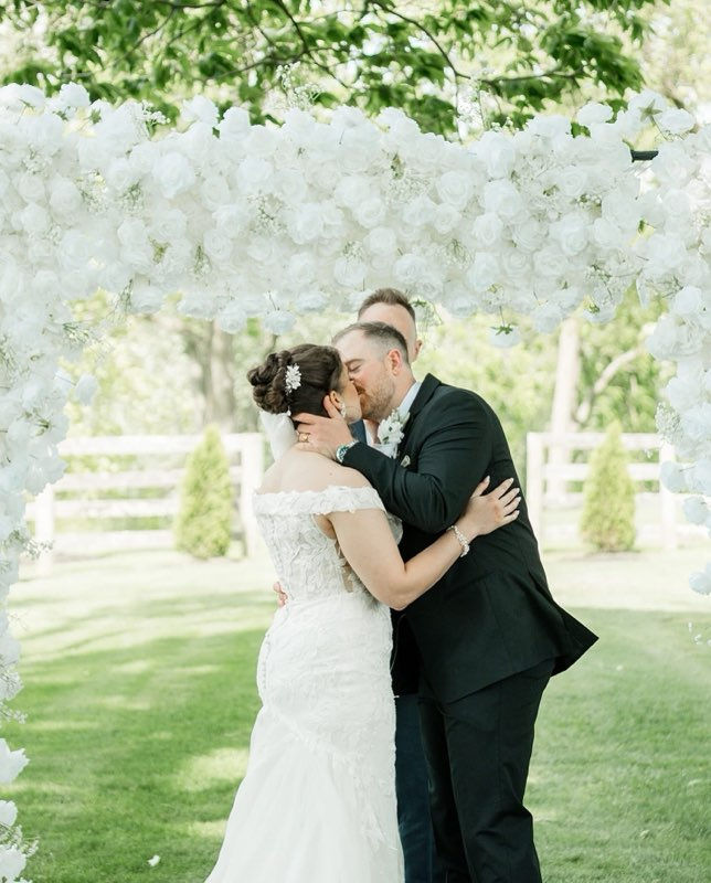Outdoor country wedding ceremony located near Manchester, Maryland