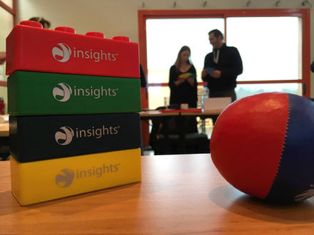 Des stagiaires échangent sur leur profil comportemental Insights Discovery pendant une formation pour nouveaux managers.