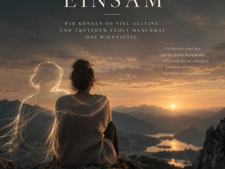 Eine Frau sitzt vor einer Berglandschaft im Abendlicht. Eine leuchtende Gestalt legt ihr den Arm um die Schultern.