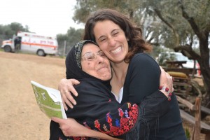 נשים מתחבקות