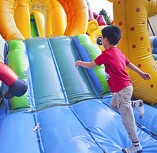 Niño en un inflable