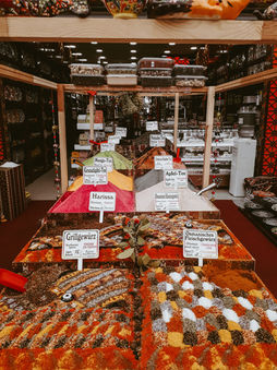 Gewürze, Paprika, Kurkuma, im türkischen Gewürzladen