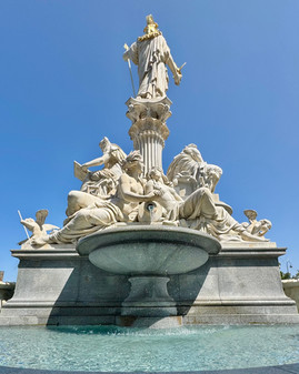 Pallas-Athene-Brunnen vor dem Parlament in Wien, beliebtes Fotomotiv für Touristen