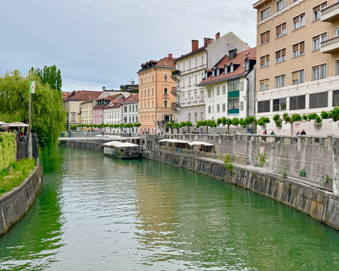 Uferpromenade an der Ljubljanica in der Altstadt von Ljubljana, Ljubljana Reiseführer mit Sehenswürdigkeiten, Cafés und Flussblick