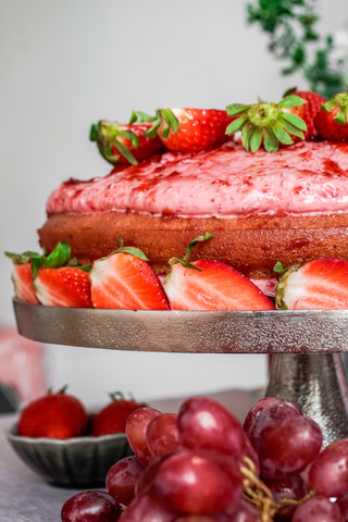 vegane Erdbeer Torte Rezept Sommertorte Rezept vegane Fruchttorte Rezept veganer Kuchen Rezept vegane Buttercreme Rezept veganes Erdbeerkompott Rezept von Annika Shurafa