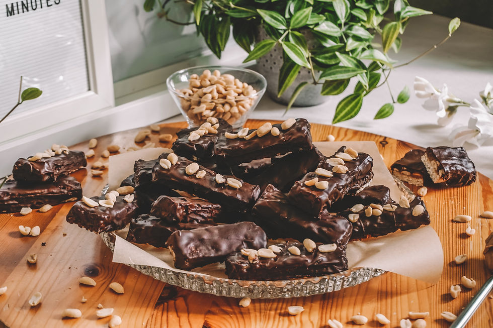 vegane snickers rezept annika shurafa zuckerfreie snickers glutenfreie schokoladen riegel vegane karamell riegel pflanzliche erdnuss riegel vegane alternative gesunde snacks fitness riegel protein riegel vegan rezept