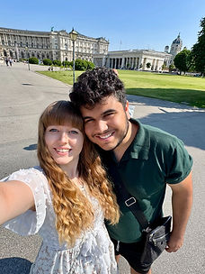 Said und Annika Shurafa auf Reisen durch Europa in Wien vor der Hofburg