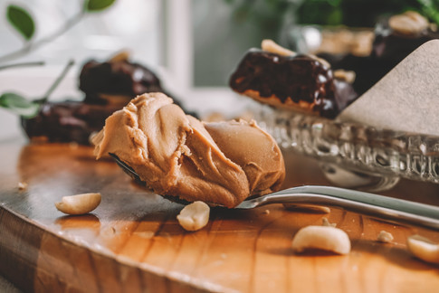 vegane snickers rezept annika shurafa zuckerfreie snickers glutenfreie schokoladen riegel vegane karamell riegel pflanzliche erdnuss riegel vegane alternative gesunde snacks fitness riegel protein riegel vegan rezept