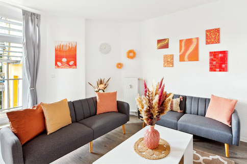 Modern Wohnzimmer mit orangefarbenen Akzenten