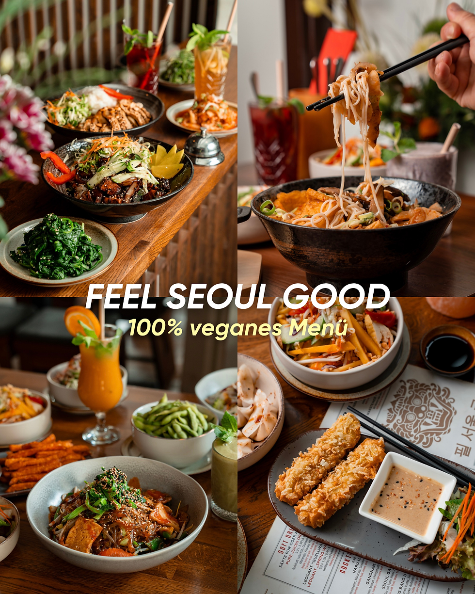 Vegane koreanische Gerichte auf Holztisch, eine Hand hebt Nudeln; Text: FEEL SEOUL GOOD, 100% veganes Menü.