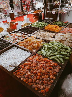 Vielfalt getrockneter Früchte und Gewürze auf Marktstand