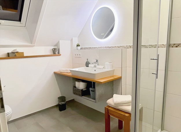 Helles und modernes Badezimmer der Ferienwohnung in Eichstetten am Kaiserstuhl